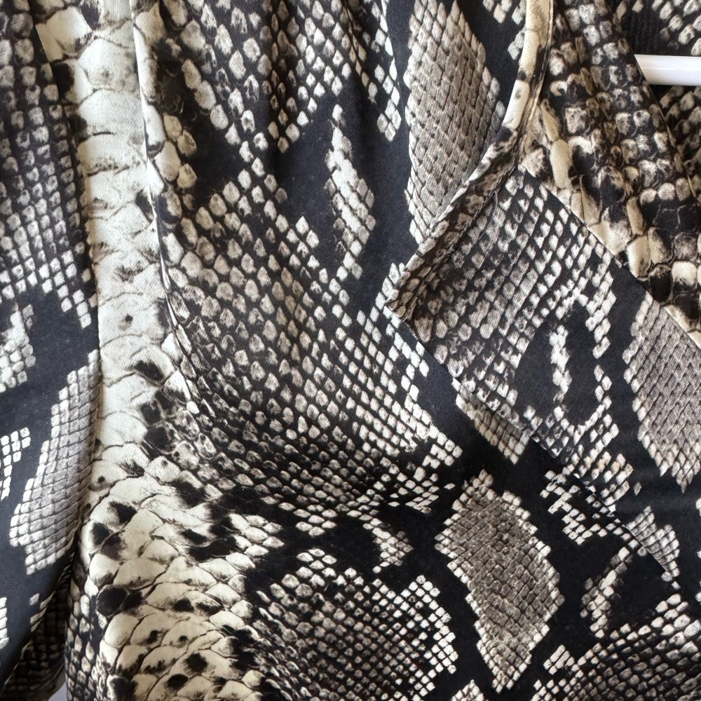 Jones of New York Snakeskin Long Sleeve Button‎ Front Blouse size 14 - Picture 5 of 10